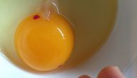 Jeste li nekad primetili crvenu mrlju u jajima? Evo kako nastaje i da li je takvo jaje bezbedno