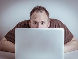 Muškarac, šok, računar