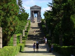 Spomenik neznanom junaku na Avali