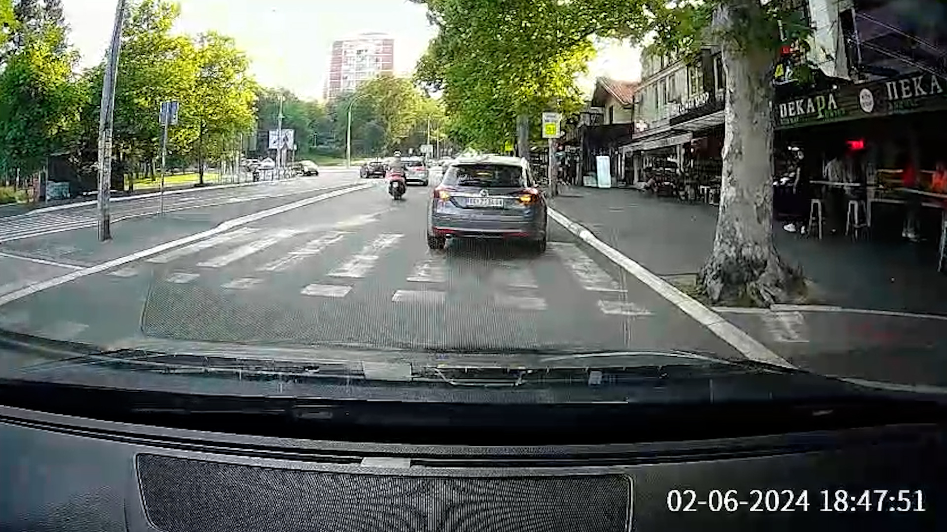 PAUK (NE) NOSI Ovo pravilo saobraćaja ne zna više od milion Beograđana: Smete da parkirate uz pešački, ako...