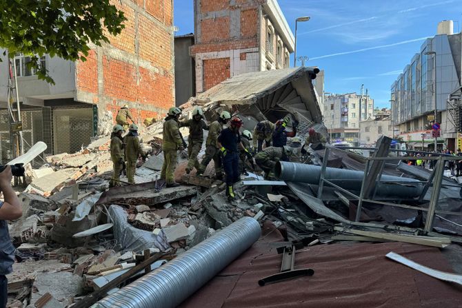 Turska Istanbul srušila se zgrada