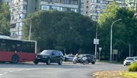 Sudar u kružnom toku na Novom Beogradu: Džip se zakucao u gradski autobus