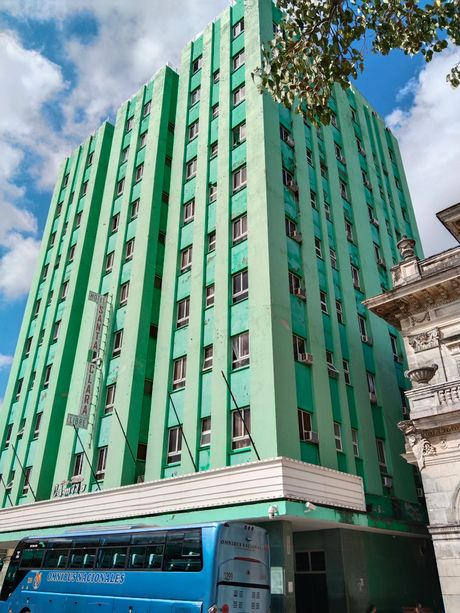 Reportaža o grobu Če Gevare hotel Santa Klara tragovi metaka