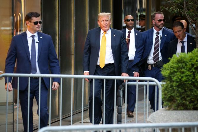 Donald Tramp okružen agentima Tajne službe Donald Tramp okružen agentima Tajne službe