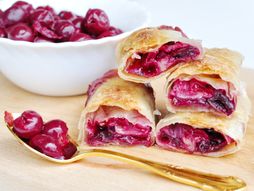 pita s višnjama, višnje, pita, rolada, rolat sa višnjama