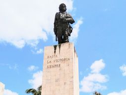 Reportaža o grobu Če Gevare spomenik