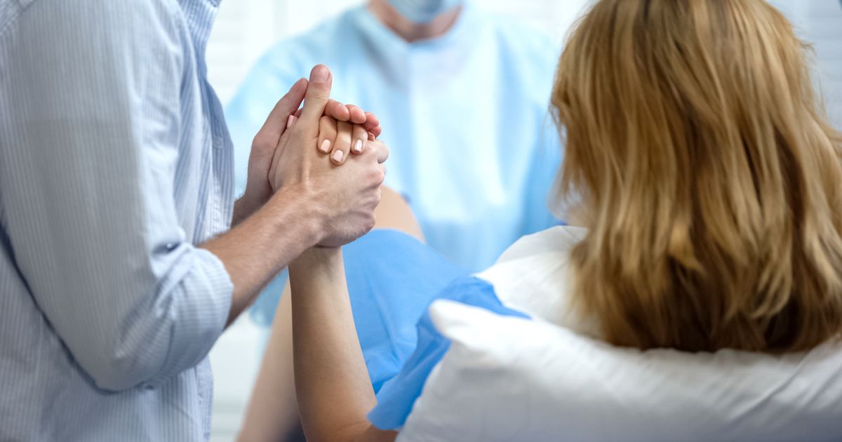 Neverovatne priče iz Beograda! Kad bebe ne čekaju: Porođaji na pumpama, u kolima i ispred porodilišta