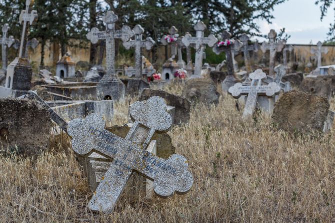 Groblje nadgrobni spomenik spomenici srušen vandalizovano oštećeno