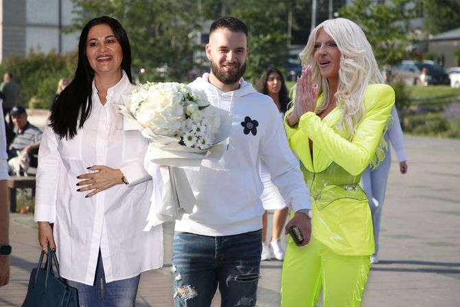 Jana Todorović, Nući i  Jelena Karleuša