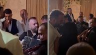 Hit video! Andreana Čekić kiti trubače na svadbi koleginice: Ne štedi pare, baš je široke ruke!