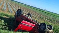 Prizor koji ledi krv nakon nezgode u Platičevu u kojoj ima povređenih: Auto se prevrnuo, pa završio u kanalu