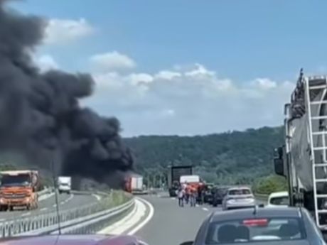 Posle sudara dva vozila kod Valjeva izbio požar!-0