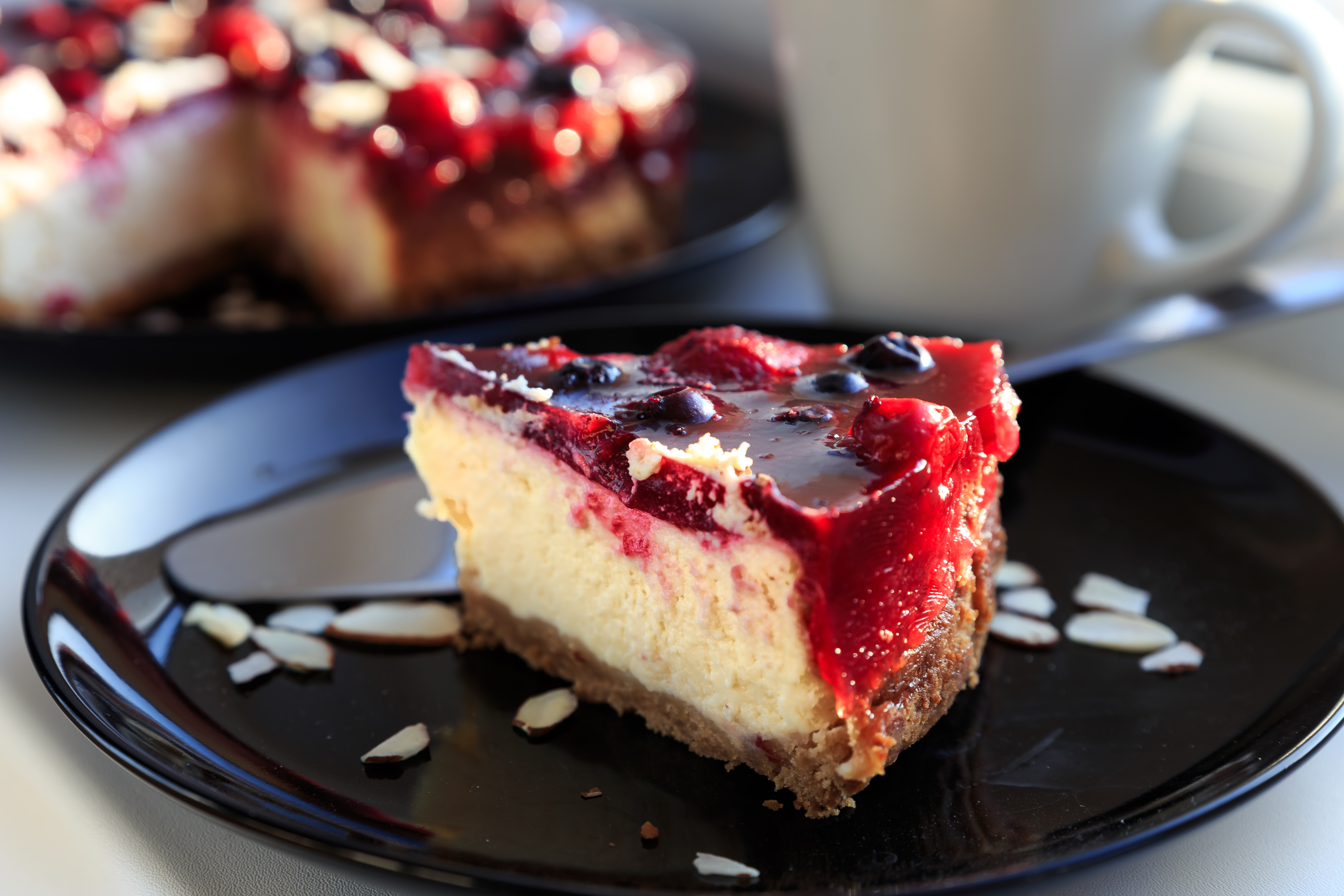 Brza mileram torta sa šumskim voćem: Posle praznoika svi traže lagani desert koji "resetuje" stomak