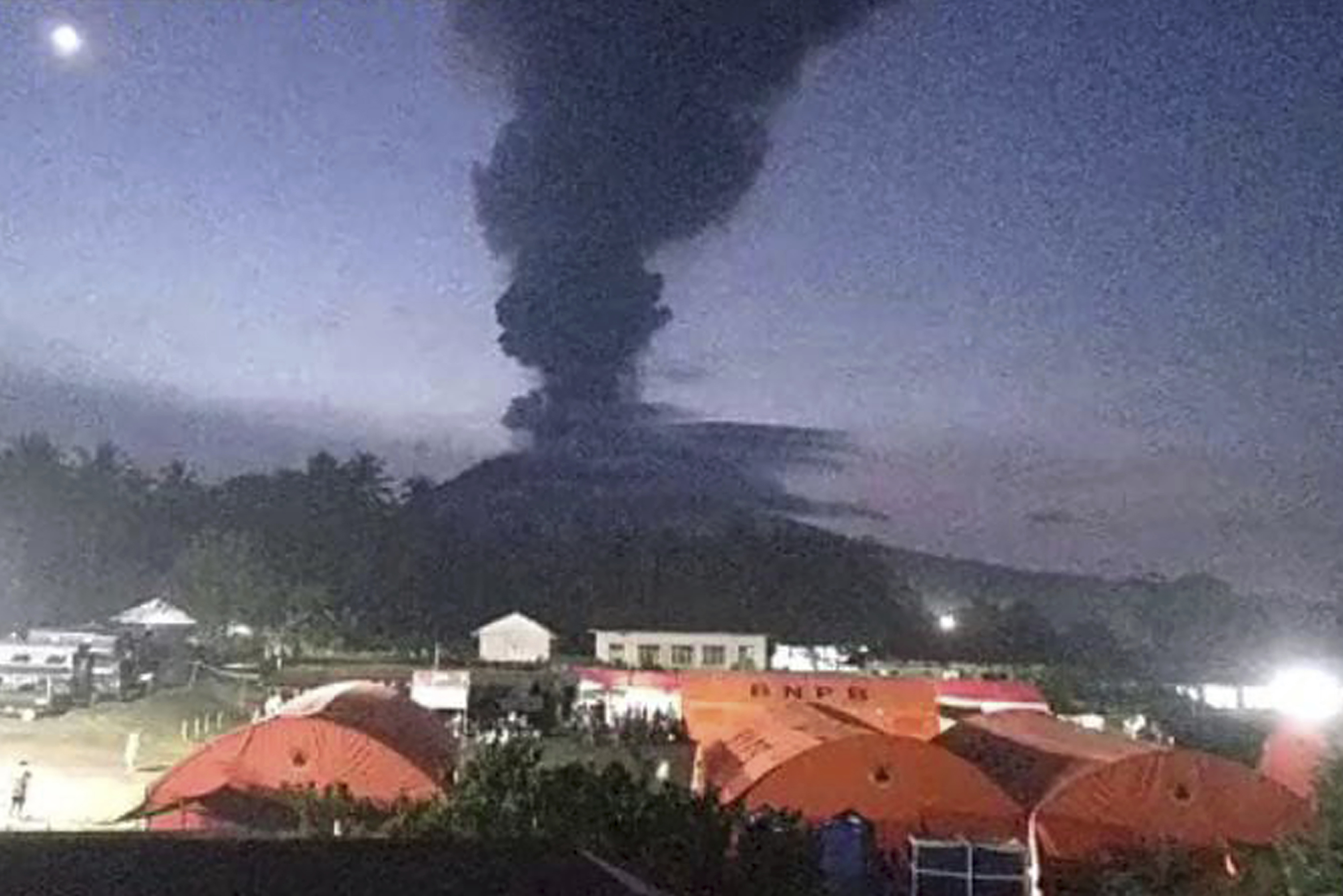 Potraga za trojicom planinara na Halmaheri: Spasioci koriste dronove uprkos novim erupcijama vulkana
