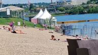 Paradajz turizam, sunčanje i "lopatanje": Ovako izgleda kupalište na Adi usred nedelje i to van sezone
