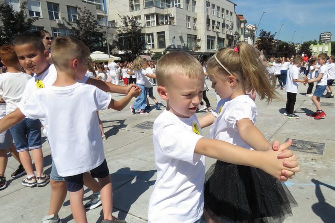 Predškolci na trgu u Šapcu