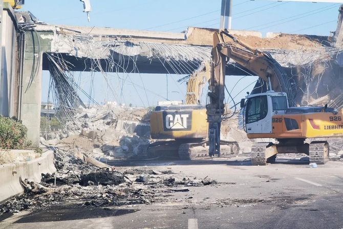 Grčka Atina Korint Athnes Corinth put most oštećenje kamion požar