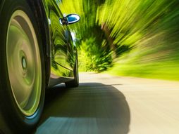 Automobil brzina ubrzanje saobraćaj nesreća