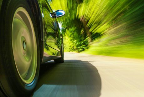 Automobil brzina ubrzanje saobraćaj nesreća
