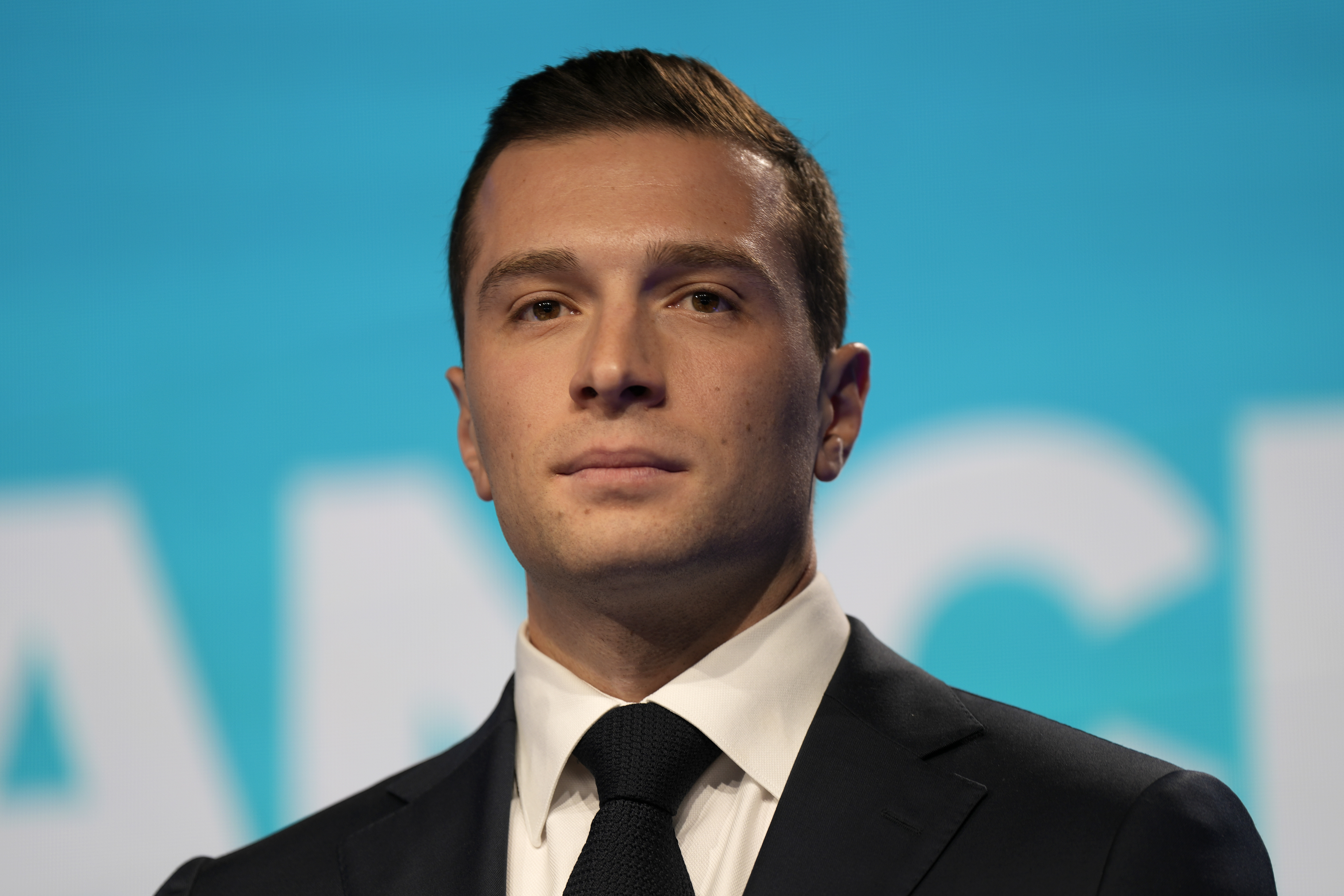 DESNIČAR PRETI Bardela: "Ako postanem predsednik, skinuću zastavu EU sa Jelisejske palate"