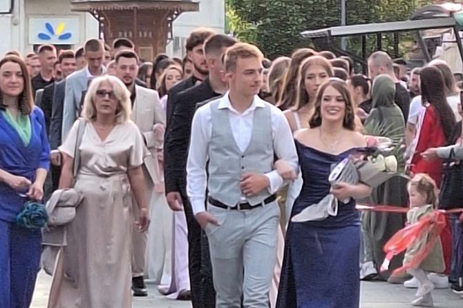 Ena i Almin predvodili su maturski defile u Sjenici Ena i Almin predvodili su maturski defile u Sjenici