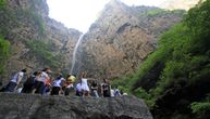 Popeo se do vrha najpoznatijeg vodopada u Kini, a njegov snimak je šokirao mnoge: "Ovo je lažno"