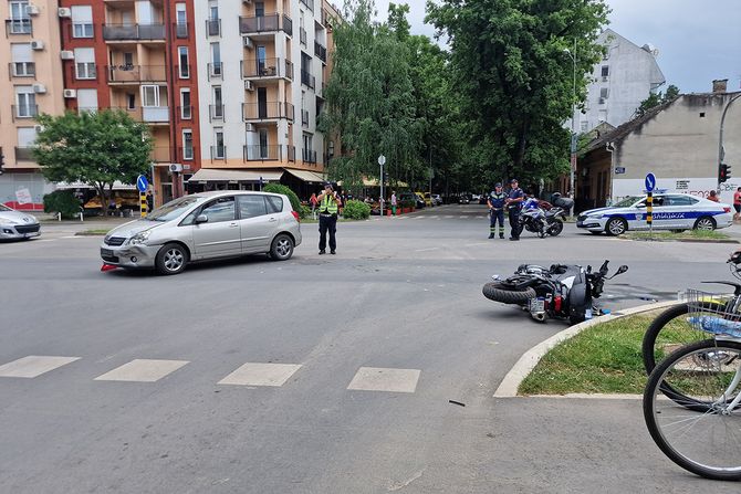 Oboren policajac na motoru