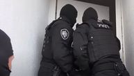 Policija, policija...Snimak hapšenja članova dve organizovane kriminalne grupe u Srbiji, "dignuti" na spavanju