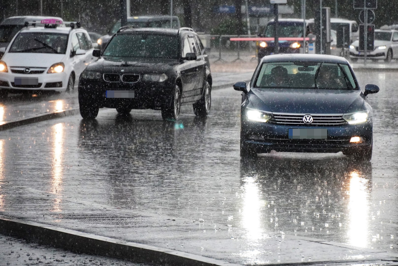 Apokaliptični prizori iz Loznice posle potopa: Pogledajte kako se vozila probijaju kroz vodu