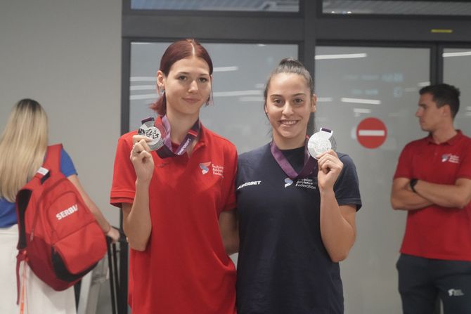 Atletika atletičarke Evropsko prvenstvo Rim Beograd aerodrom doček povratak medalje Angelina Topić i Adriana Vilagoš Atletika atletičarke Evropsko prvenstvo Rim Beograd aerodrom doček povratak medalje Angelina Topić i Adriana Vilagoš