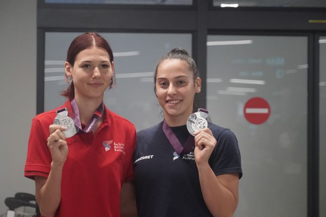 Atletika atletičarke Evropsko prvenstvo Rim Beograd aerodrom doček povratak medalje Angelina Topić i Adriana Vilagoš