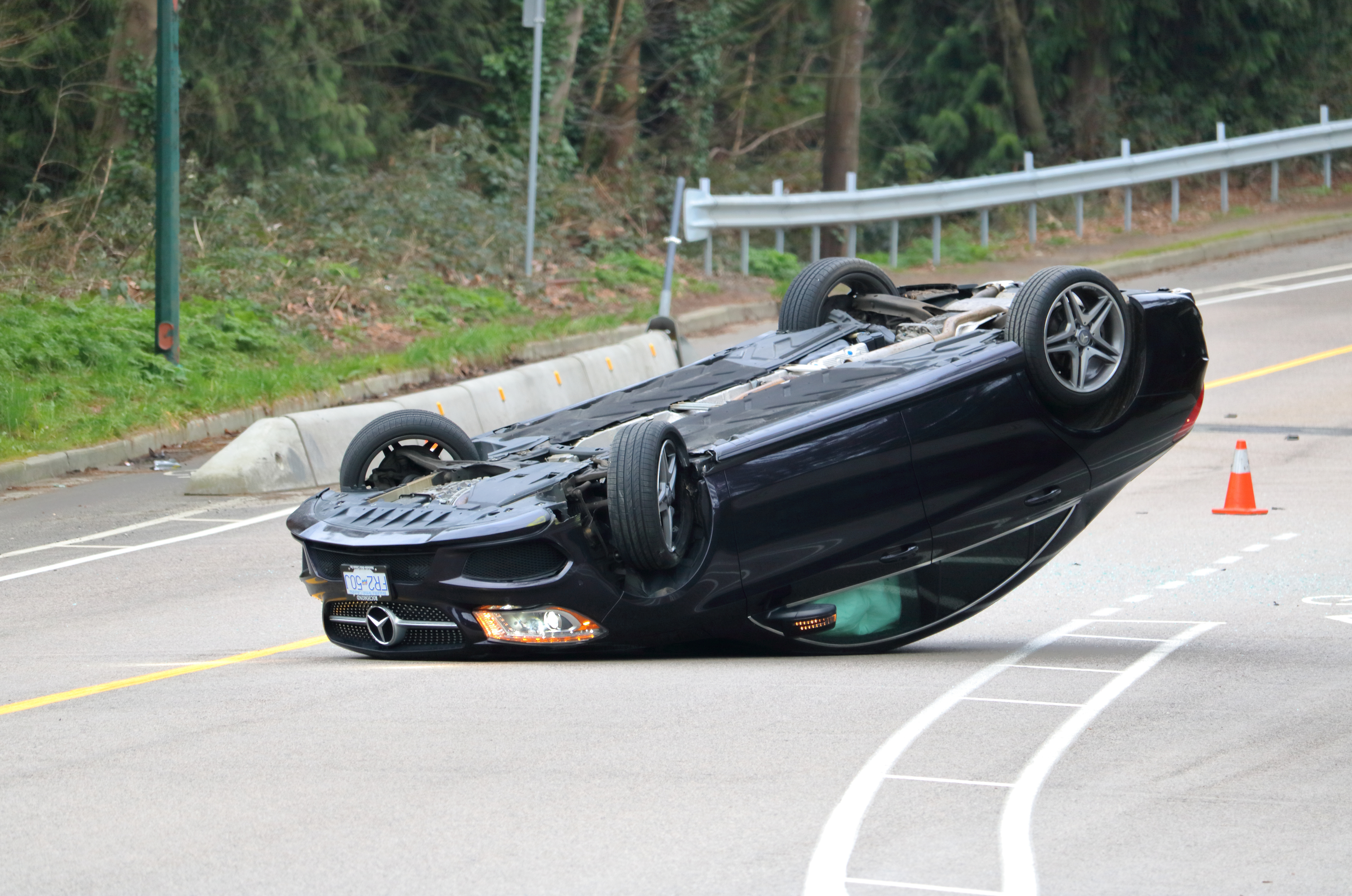 Automobil probio ogradu, pa se prevrnuo u traci za kontra smer: Teška nesreća na auto-putu kod Velike Plane
