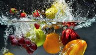 Pogrešno ste prali voće ako koristite samo vodu: Treba vam sledeće