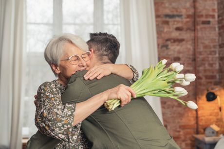 Sin grli majku majka starija stara rođendan poklon cveće