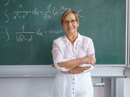 Stara starija učiteljica pred penziju u učionici učionica