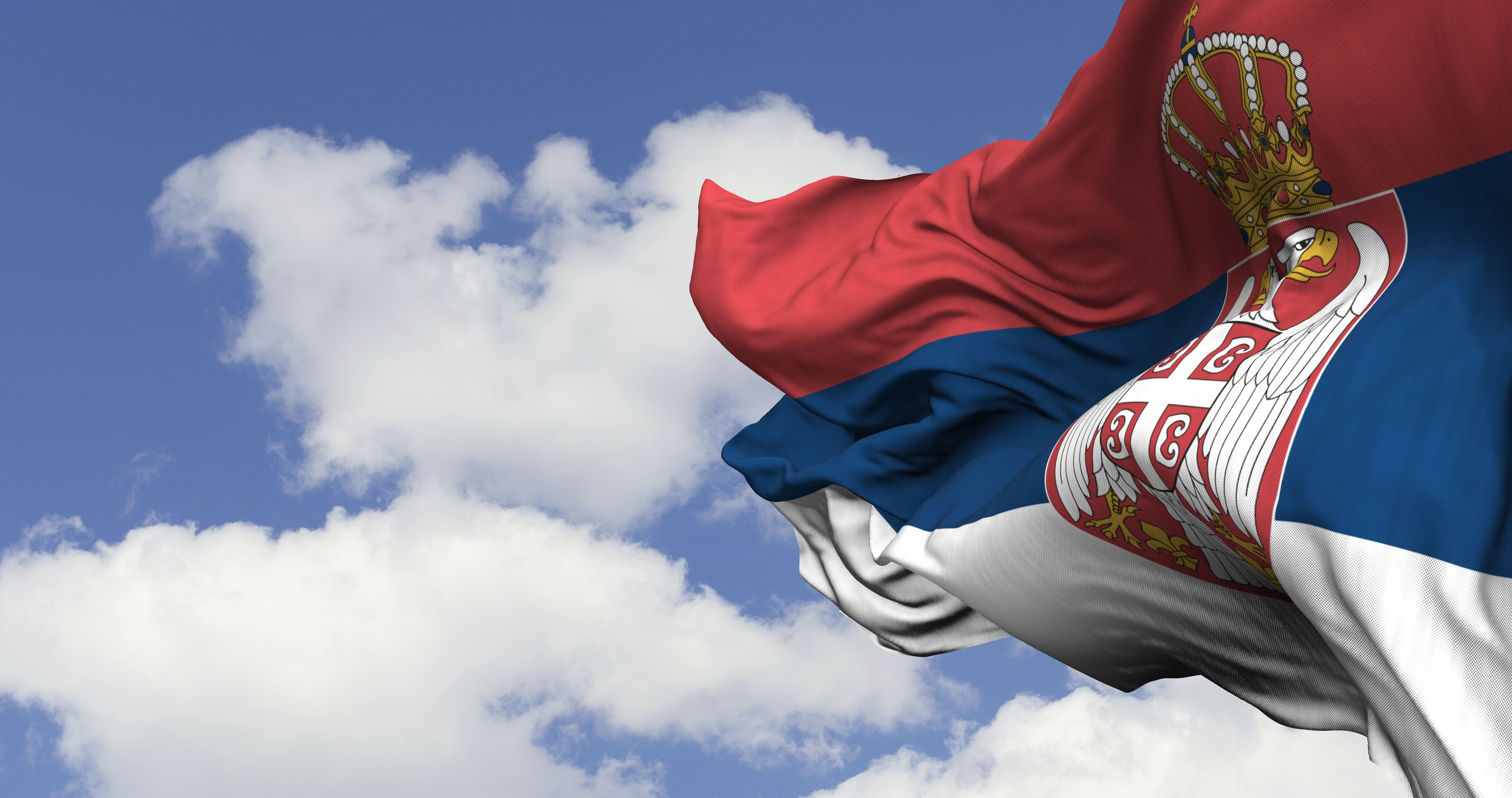 U Gračanici uklanjaju danas postavljene srpske zastave uz asistenciju policije