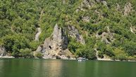 Nesreća na Zlatarskom jezeru: Muškarac se prevrnuo sa gumenog čamca u vodu, nije isplivao