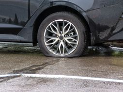 sečenje isečena bušena bušna guma na automobilu, probušena guma