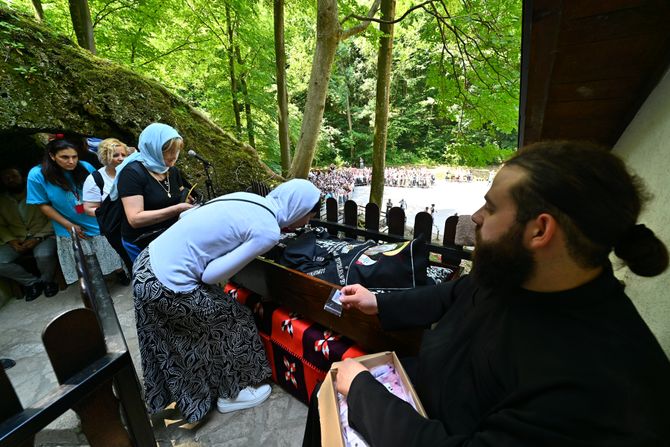Manastir Tumane presvlačenje moštiju Svetog Zosima Manastir Tumane presvlačenje moštiju Svetog Zosima