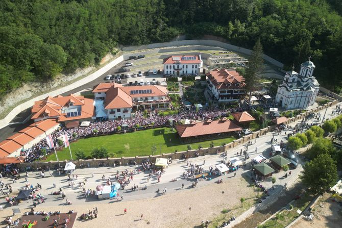 Manastir Tumane presvlačenje moštiju Svetog Zosima