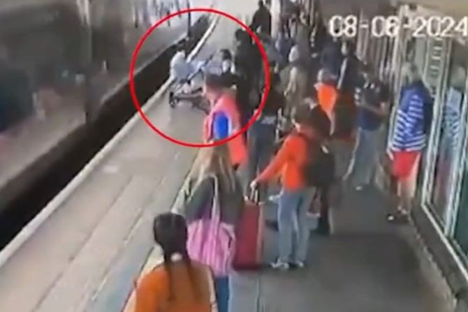 bebi kolica udario voz bebi kolica udario voz