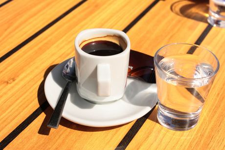 kafa i čaša vode