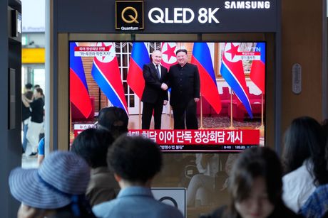 Seul Vladimir Putin i Kim Džong Un Seul Vladimir Putin i Kim Džong Un