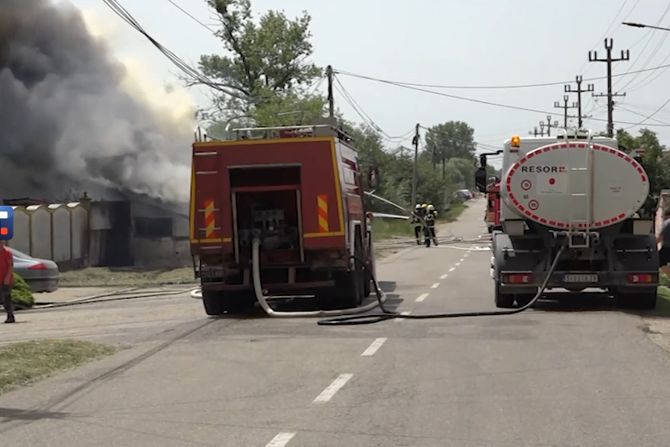 Gašenje velikog požara u fabrici Šid