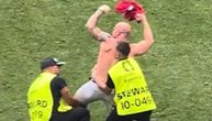 Ovo niste videli u TV prenosu: Ovako su tetoviranog Srbina izneli sa terena protiv Slovenije