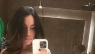Skinula se Amidžićeva žena: Mina samo u vešu u kupatilu, pokazala stomak 3 meseca posle porođaja
