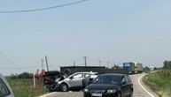 Stravičan udes u Kikindi: Traktor se od siline udarca prevrnuo, automobil uništen