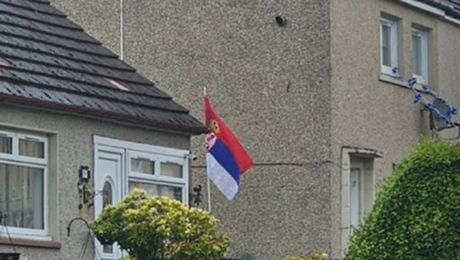 Škot i zastava Srbije