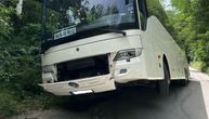 Autobus pun putnika sleteo sa puta kod Kosjerića: U vozilu bili mahom turisti penzioneri