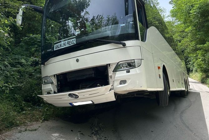 Autobus sleteo sa puta kod Kosjerića